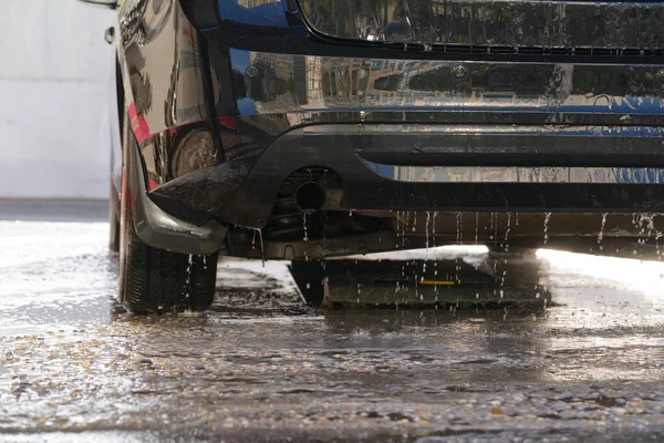 Gouttelettes Eau Tombant Pare Chocs Une Voiture Noire Une Station — Photo