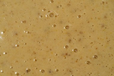 Biraz köpüklü sıvı hamur, elmalı turta pişirme, krep hamuru dokusu.