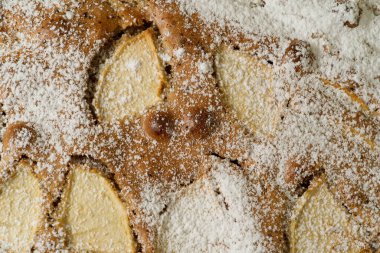 Elmalı turtanın (Charlotte) tarçın ve şeker tozuyla en üstteki görüntüsü