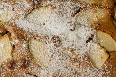 Elmalı turtanın (Charlotte) tarçın ve şeker tozuyla en üstteki görüntüsü