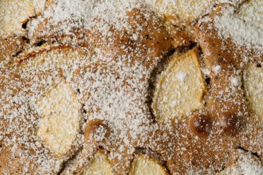 Elmalı turtanın (Charlotte) tarçın ve şeker tozuyla en üstteki görüntüsü
