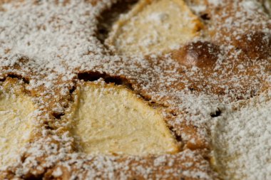 Elmalı turtanın (Charlotte) tarçın ve şeker tozuyla en üstteki görüntüsü