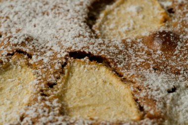 Elmalı turtanın (Charlotte) tarçın ve şeker tozuyla en üstteki görüntüsü