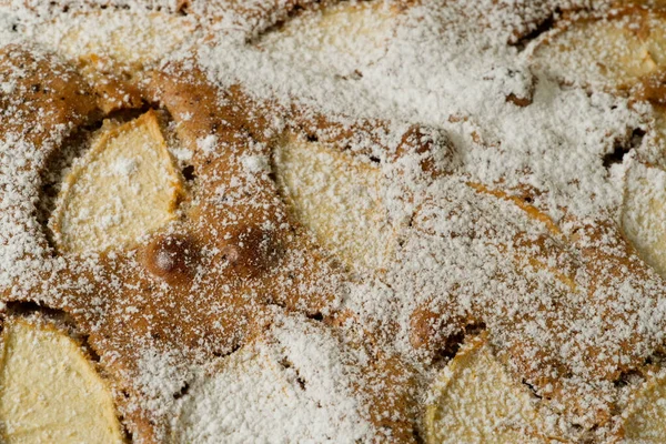 Elmalı turtanın (Charlotte) tarçın ve şeker tozuyla en üstteki görüntüsü