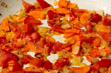 Domates, havuç, biber, soğan dilimleri tavada yağla kızartılır.
