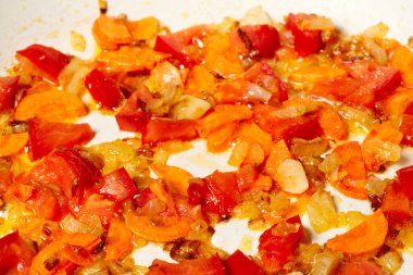 Domates, havuç, biber, soğan dilimleri tavada yağla kızartılır.