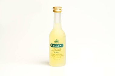Bir Pallini limoncello likör şişesi.