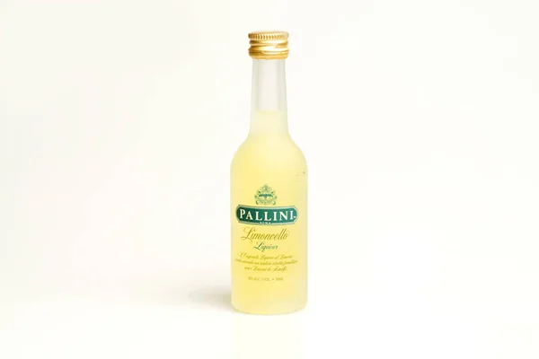 Un primer plano de una botella de licor de limoncello Pallini —  Fotos de Stock