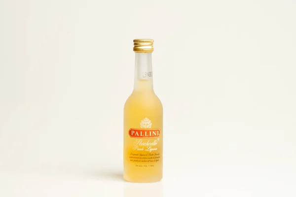 Un primer plano de una botella de licor de melocotón Pallini —  Fotos de Stock