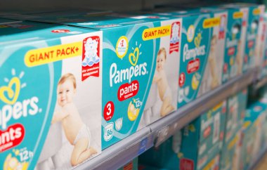 Çocuklar için bebek bezleriyle dolu bir raf.