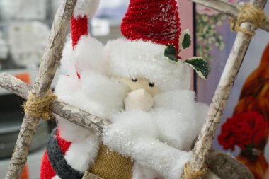 Oyuncak Noel Baba tahta merdivenleri tırmanır.