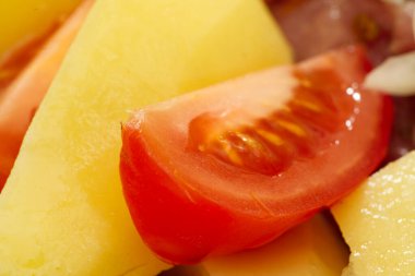 Domuz eti, patates, domates ve soğan pişmeye hazır.