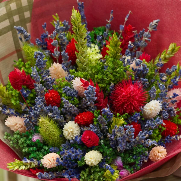 Ein Strauß verschiedener Wildblumen, weißer, roter und blauer Blumen — Stockfoto