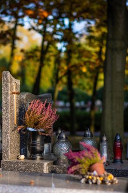 Azizler Günü 'nden önce Polonya mezarlığı. Güneşli sonbahar manzarası. Güneş ışığında mezarlar.