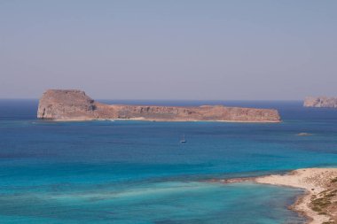 Denizin ortasında güzel bir ada