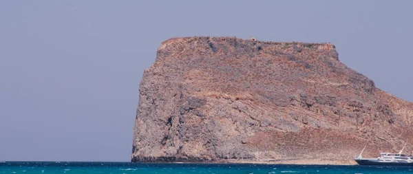 Ein Mächtiger Felsen Erhebt Sich Über Dem Meer — Stockfoto