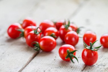 Rustik ahşap zemin üzerine taze kiraz domates. taze organik sebze taze çiftçilerin hasat. Sağlıklı gıda