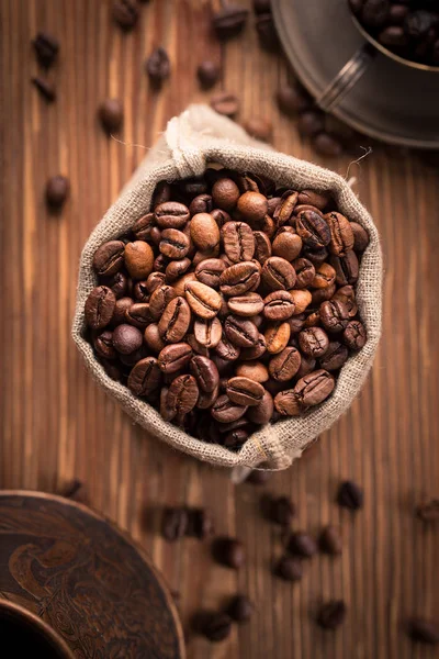 Café Recién Tostado Saco Arpillera Granos Café Sobre Fondo Rústico — Foto de Stock