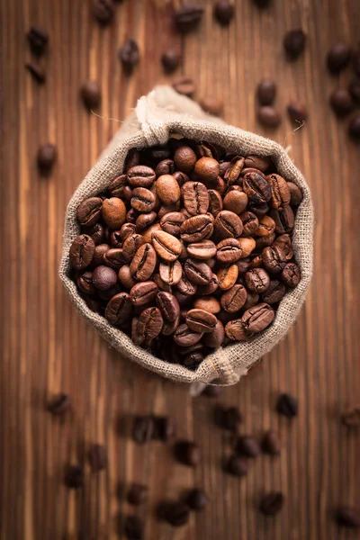 Café Recién Tostado Saco Arpillera Granos Café Sobre Fondo Rústico — Foto de Stock