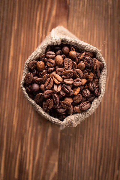 Café Recién Tostado Saco Arpillera Granos Café Sobre Fondo Rústico — Foto de Stock