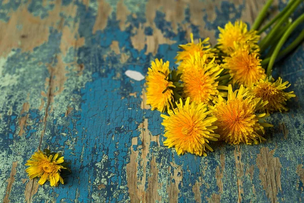 Gula Maskrosor Rustika Trä Yta Blommig Bakgrund Våren Bakgrund Med — Stockfoto