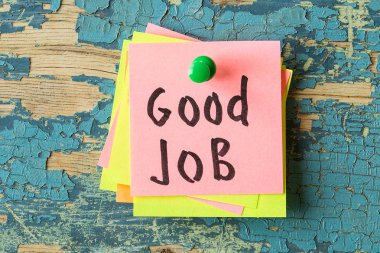 İyi iş metin rustik ahşap zemin üzerine yapışkan notu üzerinde yazılı. Motivasyona quotes