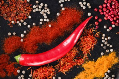 Taze biber ve yenibahar biber ve siyah arka plan üzerinde diğer baharat karışımı ile baharatlı arka plan. Üstten görünüm. Metin için ile yer