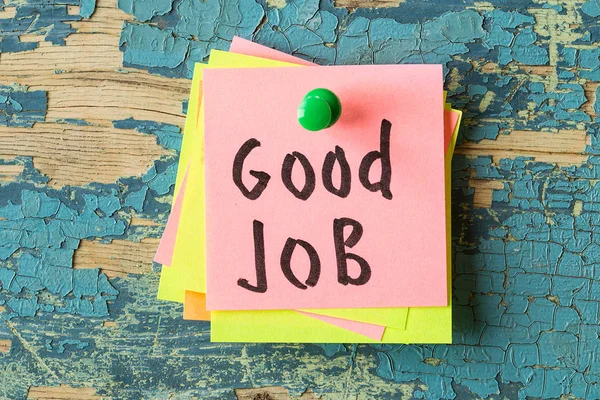 İyi iş metin rustik ahşap zemin üzerine yapışkan notu üzerinde yazılı. Motivasyona quotes