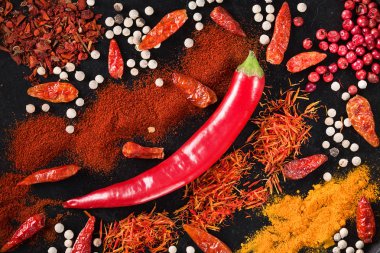 Taze biber ve yenibahar biber ve siyah arka plan üzerinde diğer baharat karışımı ile baharatlı arka plan. Üstten görünüm. Metin için ile yer