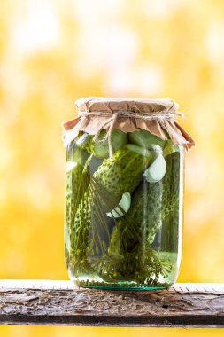 Kavanoz turşu sebze: salatalık bir ahşap raf. Marine ve organik çiğ sebze