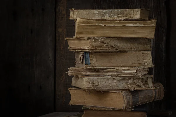 Vecchi Libri Epoca Scrivania Legno Mucchio Vecchi Libri Antichi Ingialliti — Foto Stock