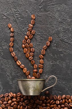 kahve çekirdekleri ve kupa gri beton zemin üzerine. Kahve fincanı kavrulmuş fasulye ile. Yukarıdan kahve görünümü yapma kavramı