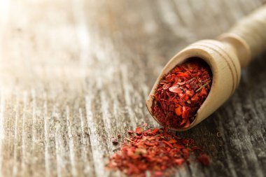 Bir tahta kaşık kurutulmuş domates tozu kapatın. Baharat ve otlar tahta kaşıklar içinde yemek pişirmek için. Organik gıda, sağlıklı yaşam, alan metin, afiş