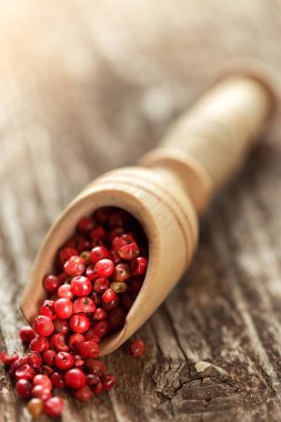 Ahşap masa bir kaşık kırmızı karabiber. Baharat ve otlar tahta kaşıklar içinde yemek pişirmek için. Organik gıda, sağlıklı yaşam, alan metin, afiş