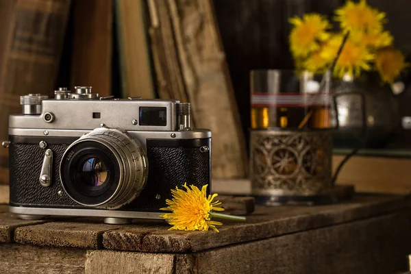 Old Camera Yellow Dandelions Vintage Still Life Retro Camera Flower — Stock Photo, Image