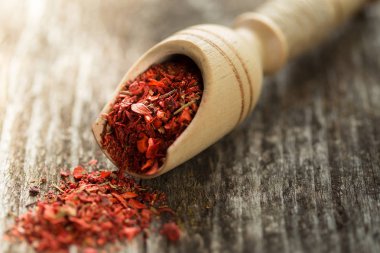 Bir tahta kaşık kurutulmuş domates tozu kapatın. Baharat ve otlar tahta kaşıklar içinde yemek pişirmek için. Organik gıda, sağlıklı yaşam, alan metin, afiş