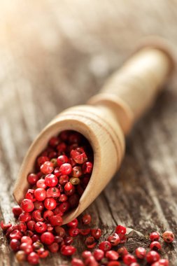 Ahşap masa bir kaşık kırmızı karabiber. Baharat ve otlar tahta kaşıklar içinde yemek pişirmek için. Organik gıda, sağlıklı yaşam, alan metin, afiş