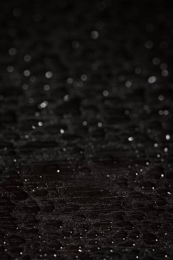 Su siyah arka plan üzerine bırakır. Arka plan. Seçici odak