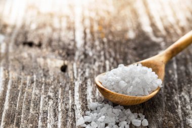 Ahşap masa bir kaşık deniz tuzu