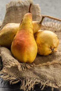     Ahşap masa üzerinde olgunlaşmış ve tatlı armut