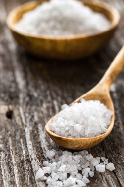 Ahşap masa bir kaşık deniz tuzu