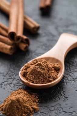 tahta kaşık tarçın baharat tozu