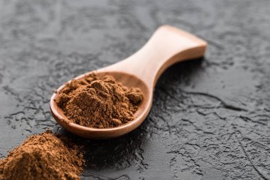 tahta kaşık tarçın zemin yakın çekim.