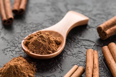 tahta kaşık tarçın baharat tozu.