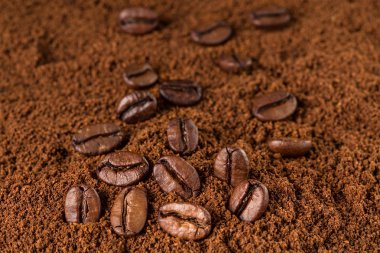 Kahve çekirdekleri makro yere kahve arka plan üzerinde. metniniz için boşaltmak ile. Seçici odak