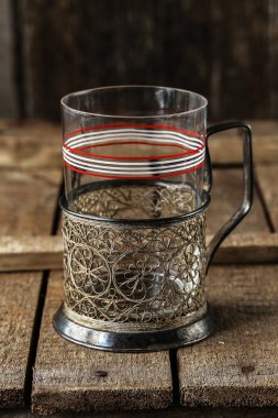 Vintage boş bardak çay bardak tutucu rustik arka plan ile. Eski mutfak eşyaları, seçici odak