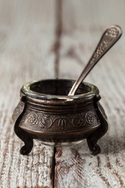 rustik mutfak masasında antika gümüş saltcellar. Eski mutfak eşyaları, seçici odak