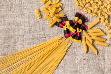 Makarna çeşitleri. metin için yer. Makarna çeşitli karışımı. Düz lay ham İtalyan makarna döktüm. Diyet ve gıda kavramı.