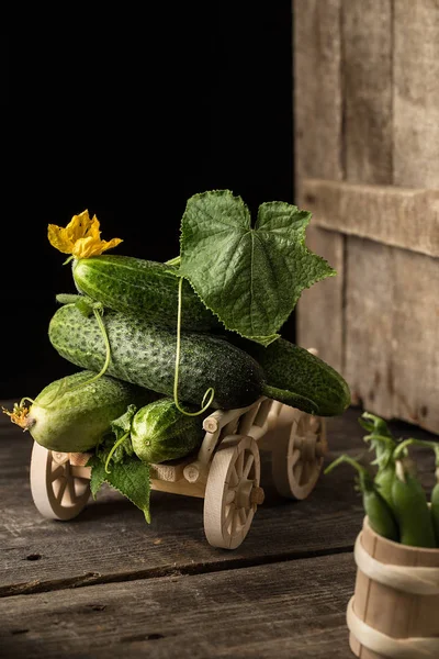 Pepinos Frescos Verdes Carro Madera Concepto Alimentación Saludable Comida Vegetariana — Foto de Stock