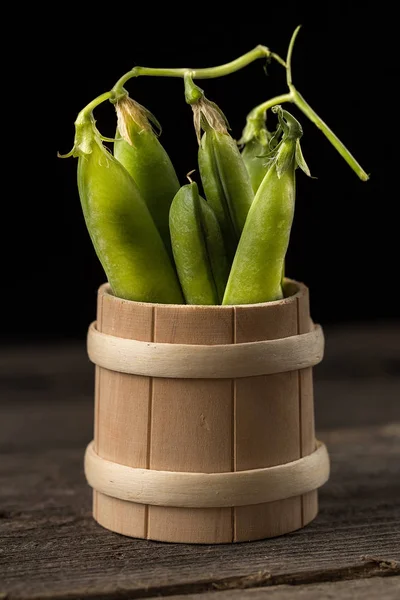 Pois Verts Frais Dans Bol Bois Sur Fond Bois Rustique — Photo